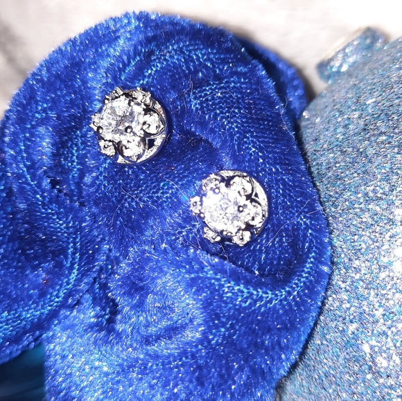 Sterling Silver 7 Crystal Stud Wreath/Floral Shape Stud Earrings - Picture 6 of 12